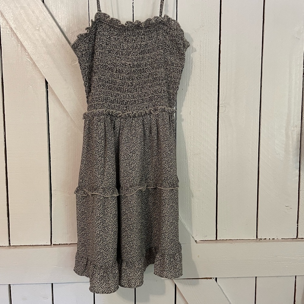 Spaghetti strap dress. Only worn 3 times.
Size Large, color is beige and black